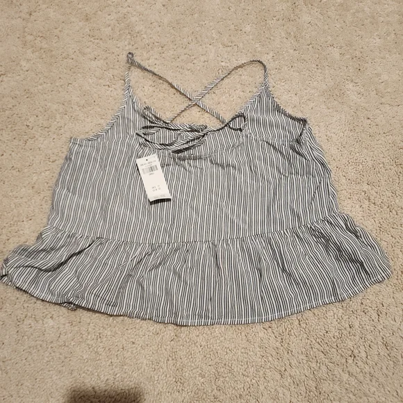 Hollister | Striped Ruffle Tie-Back Crop Tank - Picture 3 of 6